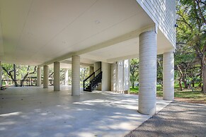 Modern Kingsland Home w/ River Access & Kayaks!