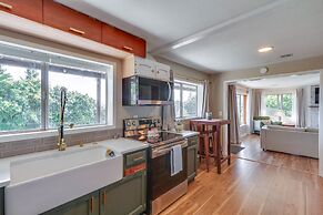 Chic Columbia City Vacation Rental w/ Kayaks!