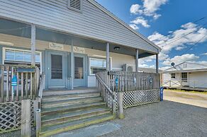 Charming Hampton Home w/ Porch, Walk to Beach!