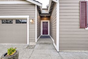Furnished Patio & Fire Pit: Bremerton Home!
