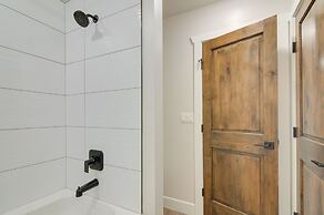 Brian Head Retreat w/ Deck, Shuttle to Ski Slopes!