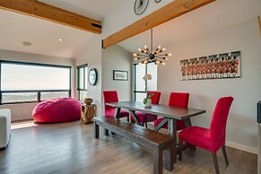 Malibu Retreat w/ Balcony & Mountain Views