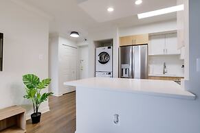 Modern & Charming Apt With Rooftop