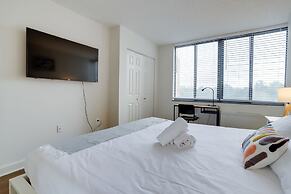 Modern & Charming Apt With Rooftop