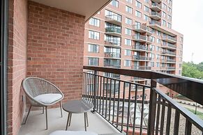 Modern & Charming Apt With Rooftop