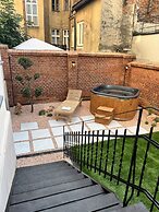 Luxury Leo Apartment Spa & Garden