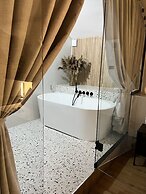 Luxury Leo Apartment Spa & Garden