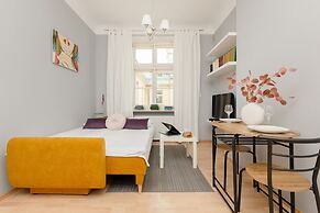 Sunny Studio Lwowska by Renters