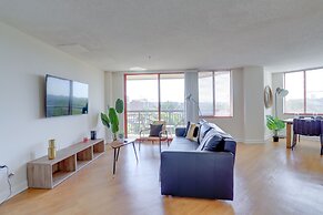Gorgeous Apt with Rooftop City View