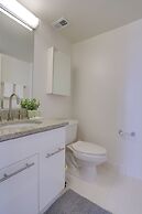 Gorgeous Apt with Rooftop City View