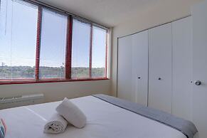 Gorgeous Apt with Rooftop City View