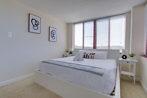 Gorgeous Apt with Rooftop City View