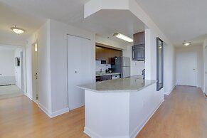 Gorgeous Apt with Rooftop City View