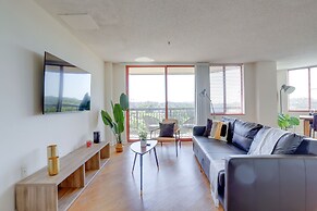 Gorgeous Apt with Rooftop City View