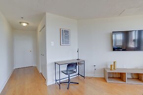 Gorgeous Apt with Rooftop City View