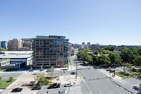 Gorgeous Apt with Rooftop City View