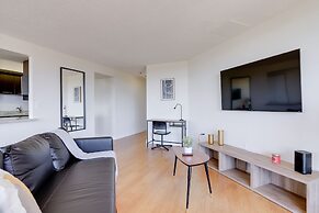 Gorgeous Apt with Rooftop City View