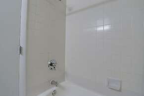 Gorgeous Apt with Rooftop City View