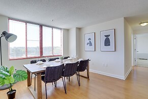 Gorgeous Apt with Rooftop City View