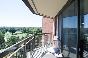 Gorgeous Apt with Rooftop City View