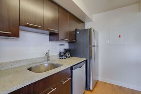 Gorgeous Apt with Rooftop City View