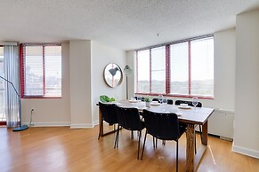 Gorgeous Apt with Rooftop City View