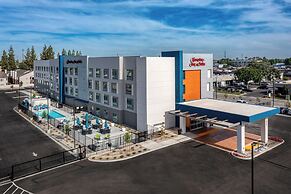 Hampton Inn & Suites Bakersfield Central