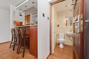 Cozy Zielińskiego Apartment by Renters