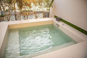 YOHO Resorts World Hotel