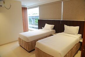 GRAND MANOR SUITES