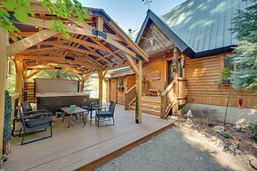 Spacious Packwood Cabin w/ Hot Tub - Near River