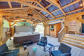 Spacious Packwood Cabin w/ Hot Tub - Near River