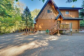 Spacious Packwood Cabin w/ Hot Tub - Near River