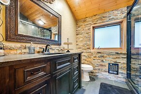 Spacious Packwood Cabin w/ Hot Tub - Near River