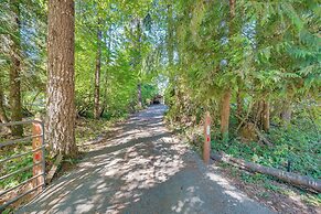Spacious Packwood Cabin w/ Hot Tub - Near River