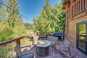 Spacious Packwood Cabin w/ Hot Tub - Near River