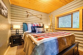 Spacious Packwood Cabin w/ Hot Tub - Near River