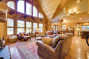 Spacious Packwood Cabin w/ Hot Tub - Near River