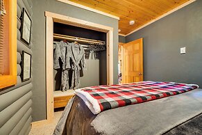 Spacious Packwood Cabin w/ Hot Tub - Near River