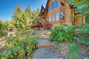 Spacious Packwood Cabin w/ Hot Tub - Near River