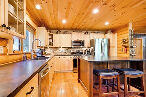 Spacious Packwood Cabin w/ Hot Tub - Near River