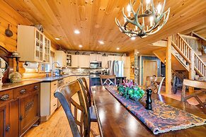 Spacious Packwood Cabin w/ Hot Tub - Near River