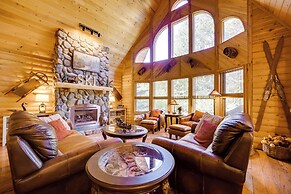 Spacious Packwood Cabin w/ Hot Tub - Near River