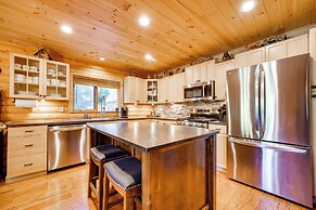 Spacious Packwood Cabin w/ Hot Tub - Near River