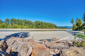 Spacious Packwood Cabin w/ Hot Tub - Near River