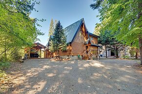 Spacious Packwood Cabin w/ Hot Tub - Near River