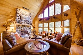 Spacious Packwood Cabin w/ Hot Tub - Near River