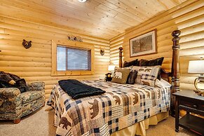 Spacious Packwood Cabin w/ Hot Tub - Near River