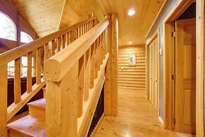 Spacious Packwood Cabin w/ Hot Tub - Near River