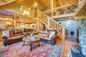 Spacious Packwood Cabin w/ Hot Tub - Near River